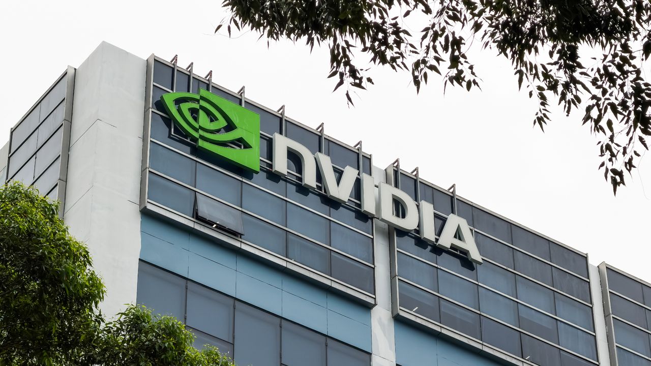 Nvidia market share in China falls to less than 60% - Chinese chip makers deliver 1.65 million AI GPUs as the government pushes data centers to use domestic chips thumbnail